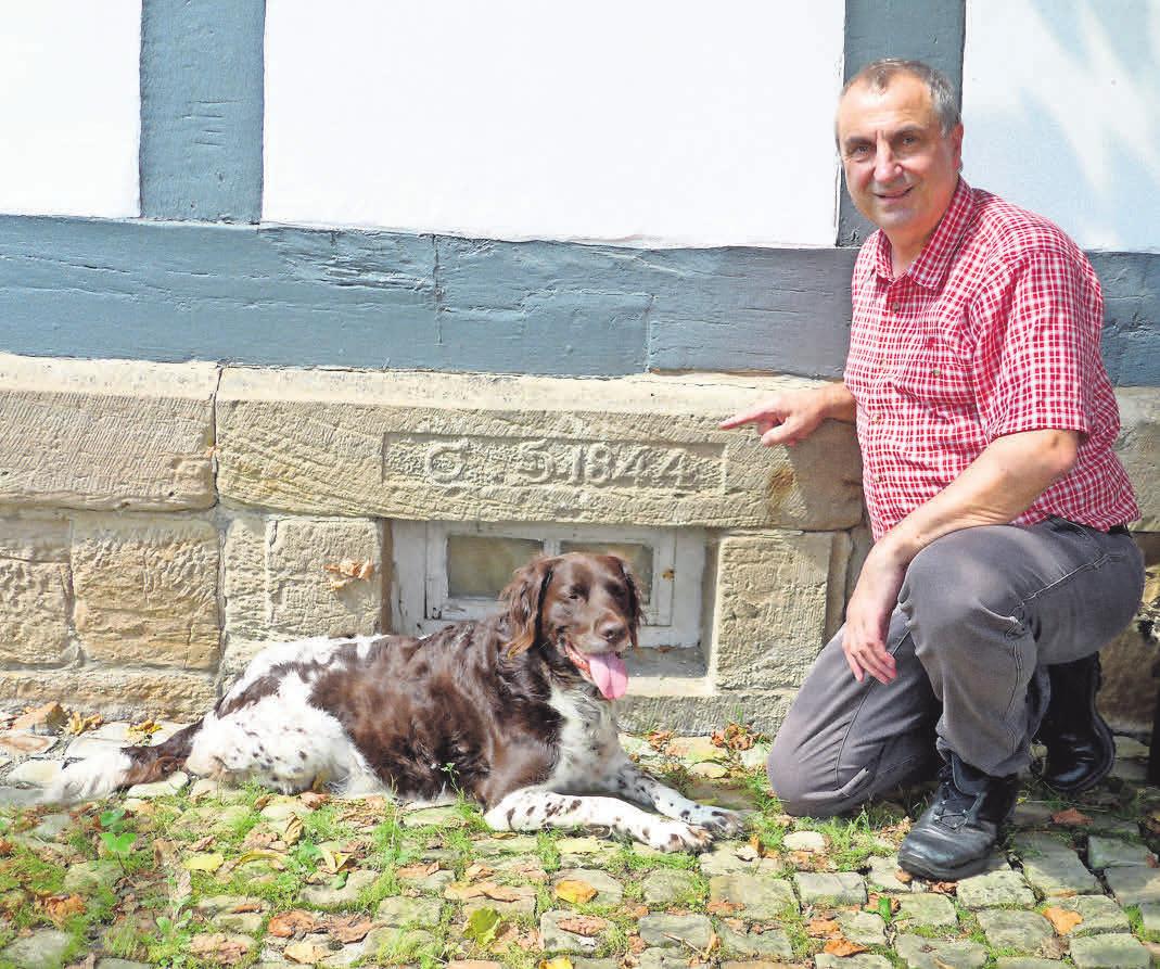 Gerhard Elsner vor der Grundmauer der 1844 errichteten „Alten Schule“ – wird die ehemaligen Schüler interviewen. FOTOS: R Gerhard Elsner vor der Grundmauer der 1844 errichteten „Alten Schule“ – wird die ehemaligen Schüler interviewen. FOTOS: R