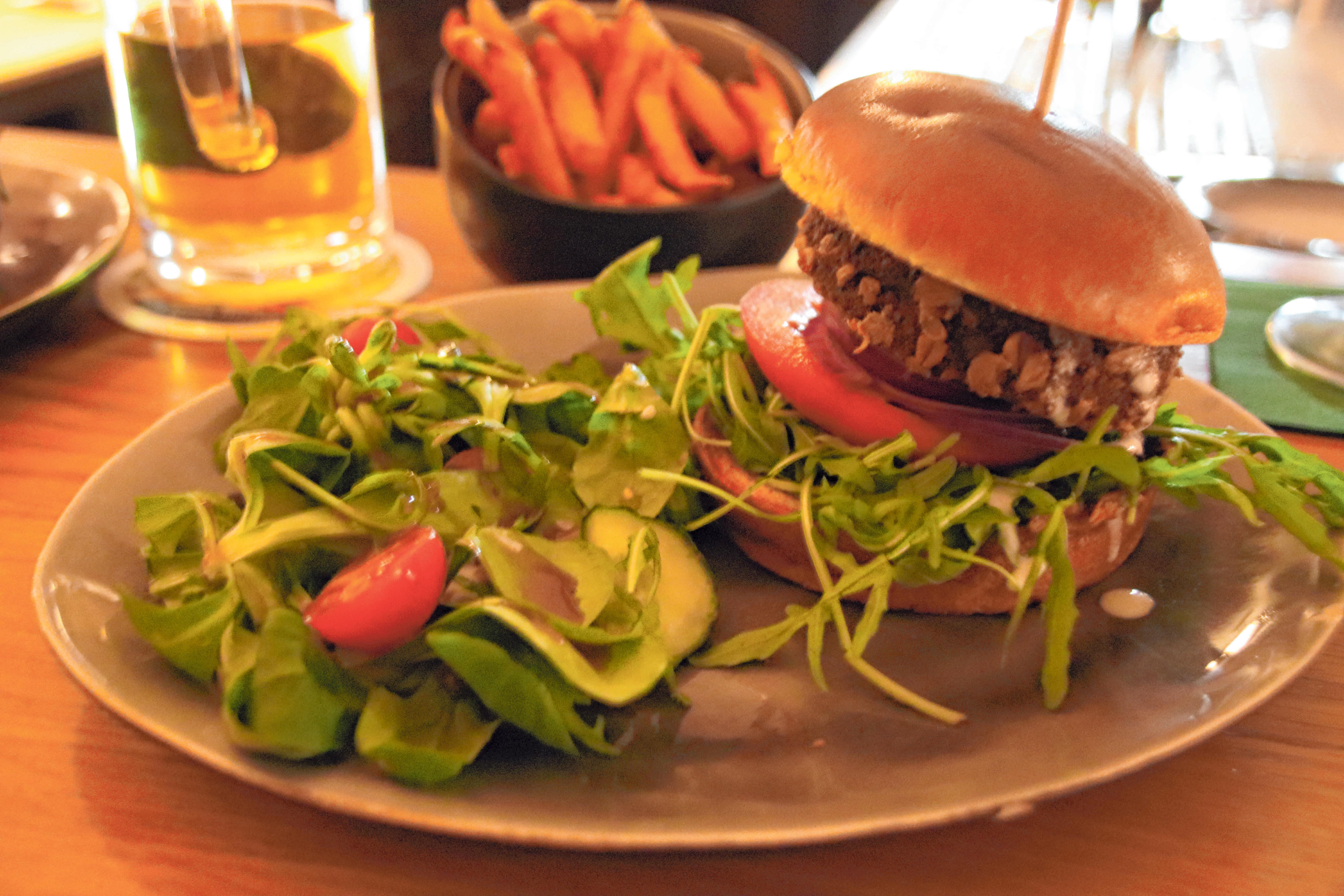Der Chrispy-Falafel-Burger zählt zu den neuesten Burgervariationen und beruht auf einem altägyptischen Rezept. FOTO: MF Der Chrispy-Falafel-Burger zählt zu den neuesten Burgervariationen und beruht auf einem altägyptischen Rezept. FOTO: MF