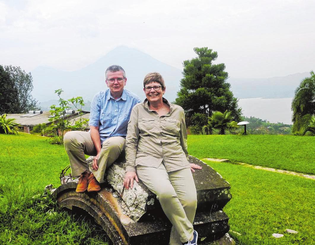 Dr. Brigitte Tost, Chefärztin am Bensheimer Hospital (r.), mit ihrer Studienfreundin Dr. Uta Elisabeth Düll, die in Gikonko in Ruanda ein Gesundheitszentrum leitet. Dr. Brigitte Tost, Chefärztin am Bensheimer Hospital (r.), mit ihrer Studienfreundin Dr. Uta Elisabeth Düll, die in Gikonko in Ruanda ein Gesundheitszentrum leitet.