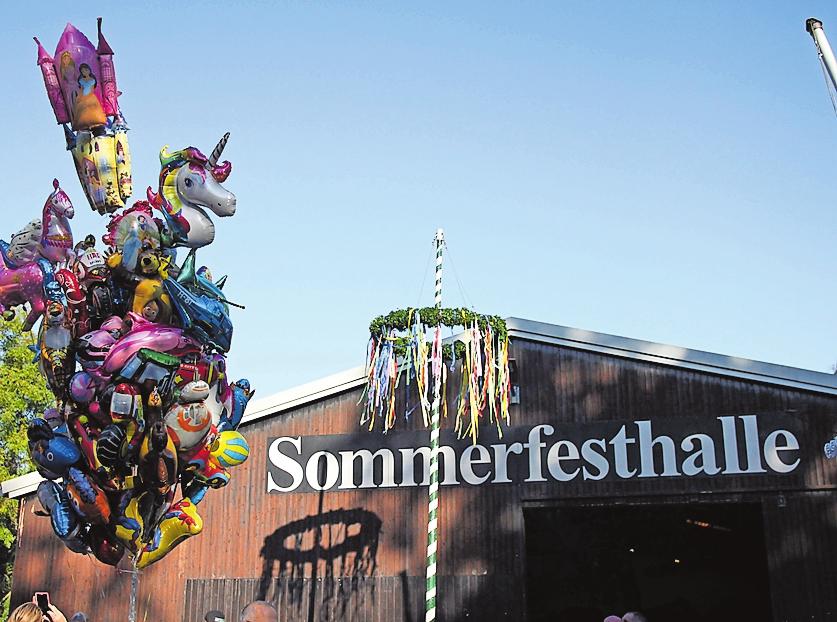 Ort des Kerwe-Geschehens am Wochenende: die Sommerfesthalle und der Platz davor. FOTO: KRAUS Ort des Kerwe-Geschehens am Wochenende: die Sommerfesthalle und der Platz davor. FOTO: KRAUS