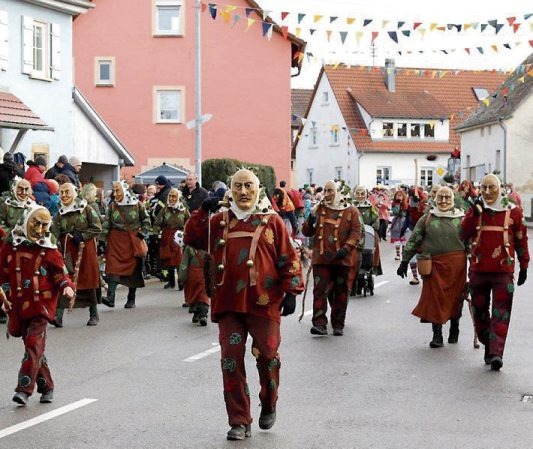 Das gilt genauso für Rammertweible und Waldarbeiter, Hôb und Hollsteinhexen und natürlich die beiden Showtanzgruppen. Das gilt genauso für Rammertweible und Waldarbeiter, Hôb und Hollsteinhexen und natürlich die beiden Showtanzgruppen.