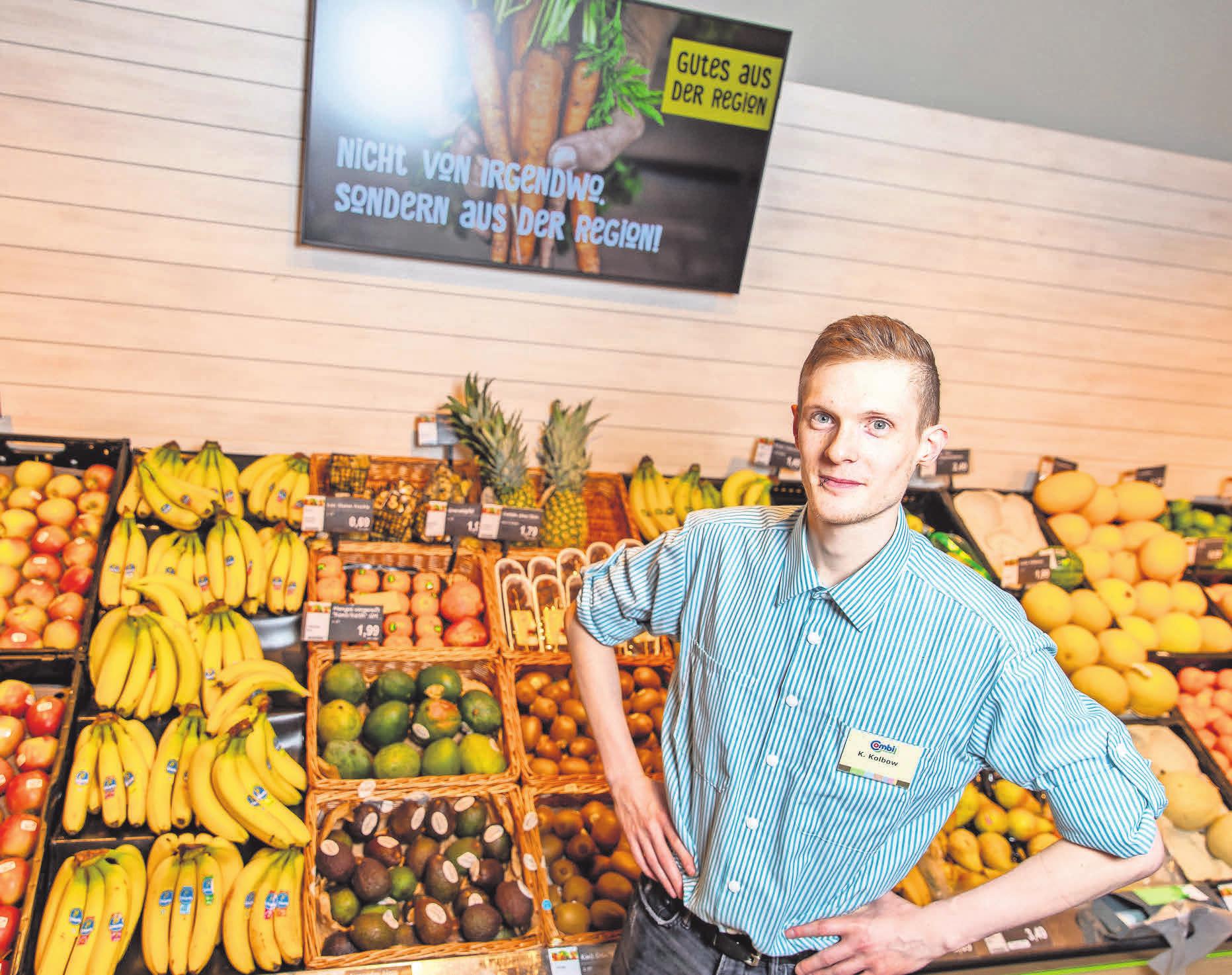 Mehr Frische in der neuen Obst- und Gemüseabteilung. Marktmitarbeiter Kenneth Kolbow präsentiert das umfangreiche Angebot. Mehr Frische in der neuen Obst- und Gemüseabteilung. Marktmitarbeiter Kenneth Kolbow präsentiert das umfangreiche Angebot.