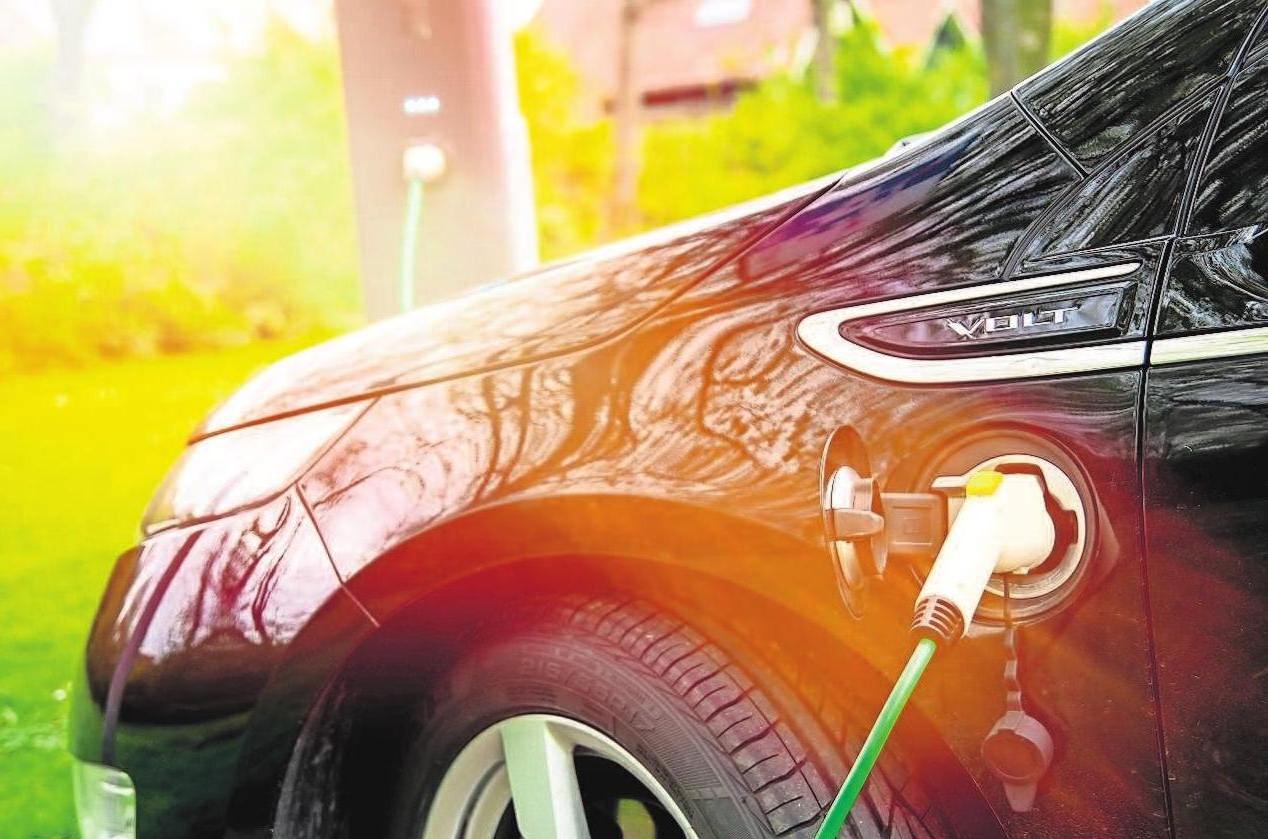 Wer einen E- oder Hybriddienstwagen auch privat nutzt, muss bis 2030 nur die Hälfte des geldwerten Vorteils versteuern. Foto: ghazii adobe Wer einen E- oder Hybriddienstwagen auch privat nutzt, muss bis 2030 nur die Hälfte des geldwerten Vorteils versteuern. Foto: ghazii adobe