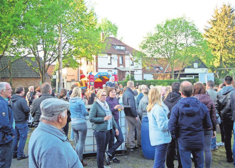 Für das leibliche Wohl ist in Sievershausen ebenso gesorgt wie für eine Hüpfburg, auf der sich die Kinder austoben können. Für das leibliche Wohl ist in Sievershausen ebenso gesorgt wie für eine Hüpfburg, auf der sich die Kinder austoben können.