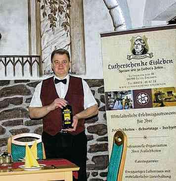 Inhaber Josef Karl hat für seine Gäste immer einen Becherovka parat. Kulinarisch verwöhnt er sie mit böhmischer und gutbürgerlicher deutscher Küche. FOTOS: CHRISTINE LAUFER Inhaber Josef Karl hat für seine Gäste immer einen Becherovka parat. Kulinarisch verwöhnt er sie mit böhmischer und gutbürgerlicher deutscher Küche. FOTOS: CHRISTINE LAUFER
