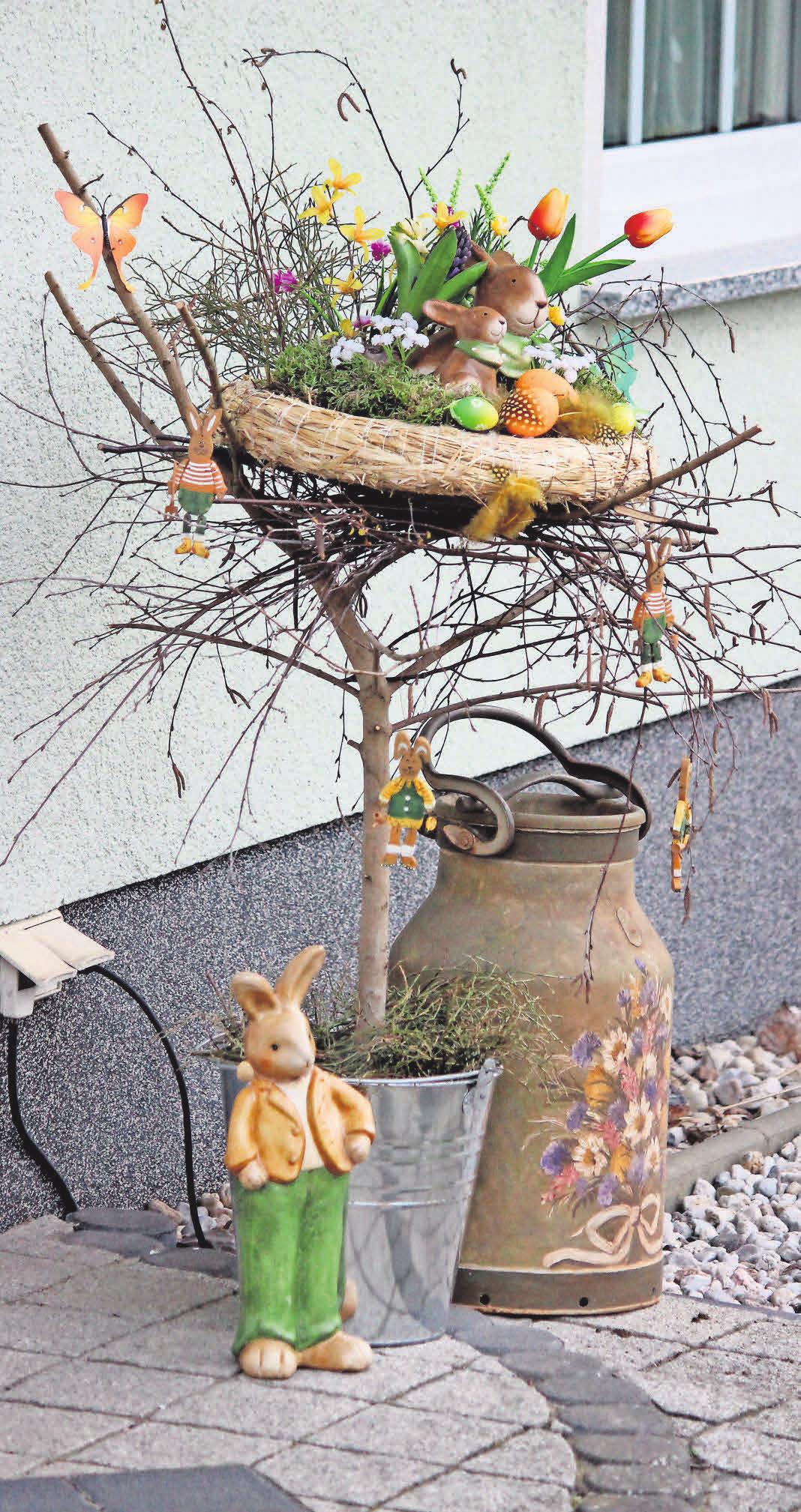Dieses Osterhasen-Leben auf zwei Etagen vor dem Haus ist liebevoll zusammengestellt worden. Dieses Osterhasen-Leben auf zwei Etagen vor dem Haus ist liebevoll zusammengestellt worden.