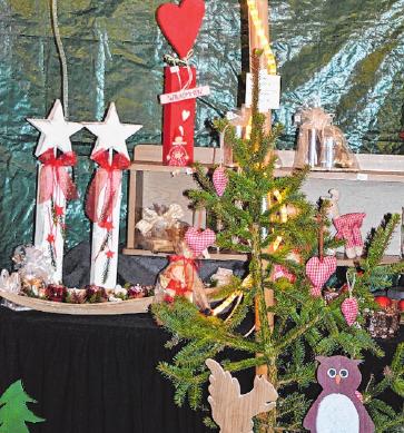 An den Verkaufsständen werden selbst gebastelte Advents-, Weihnachts- und Kunstgewerbeartikel angeboten. An den Verkaufsständen werden selbst gebastelte Advents-, Weihnachts- und Kunstgewerbeartikel angeboten.