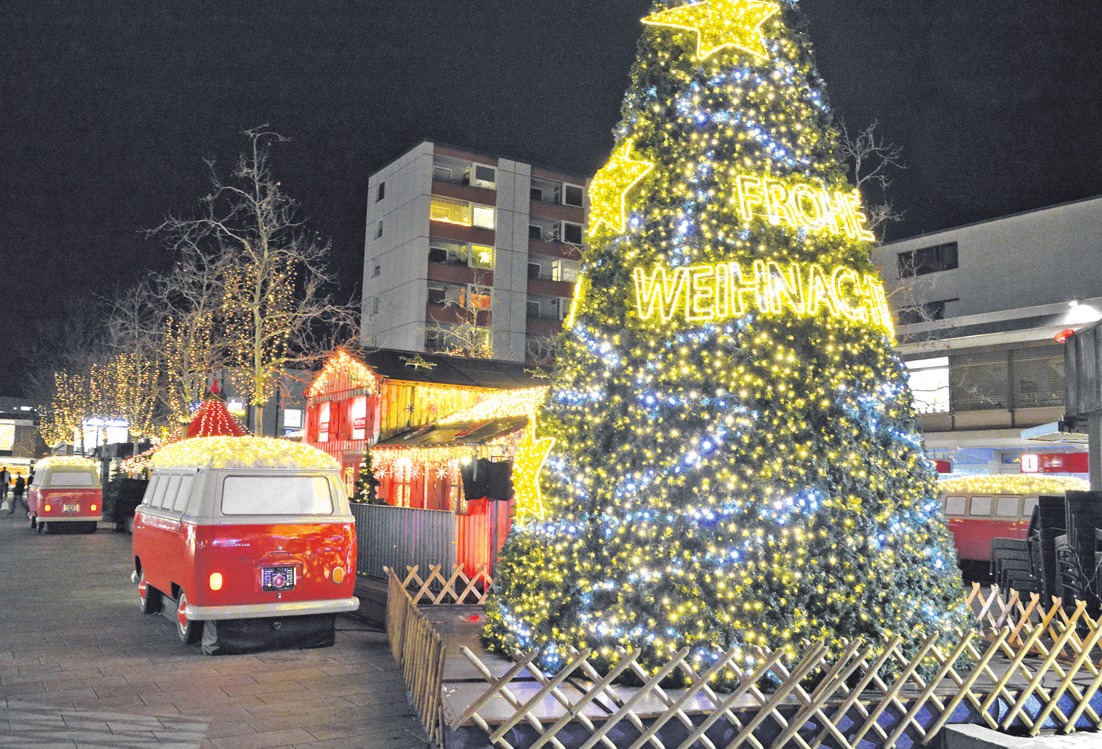 Die rot-weißen Bullis waren auch in diesem Jahr wieder ein besonderer Hingucker des Wolfsburger Weihnachtsmarktes. Die rot-weißen Bullis waren auch in diesem Jahr wieder ein besonderer Hingucker des Wolfsburger Weihnachtsmarktes.