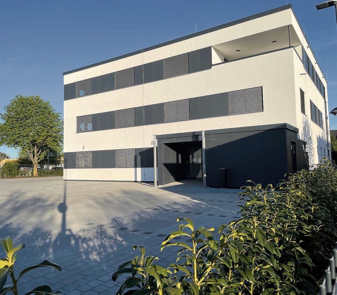 Funktional und ästhetisch zugleich präsentiert sich der Neubau in der Carl-Borgward-Straße 1 in Rottenburg. Auch die Innenausstattung zeigt ein klares Profil. In den Büros sorgen höhenverstellbare Schreibtische für ergonomisches Arbeiten, auch die Beratungsräume sind hochwertig ausgestattet. Bilder: Volker Schmid, Uhland2