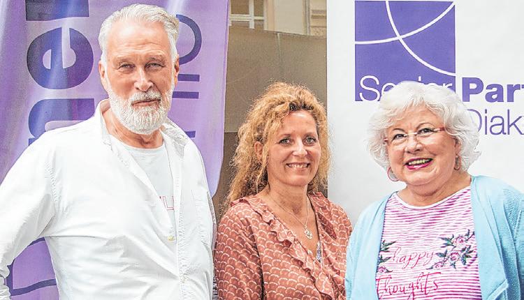 Marion Rinck (Mitte) freut sich, dass sich Brigitte Gaedike und Arne Cartens seit Jahren beim ehrenamtlichen Besuchsdienst engagieren Foto: Umsorgt wohnen