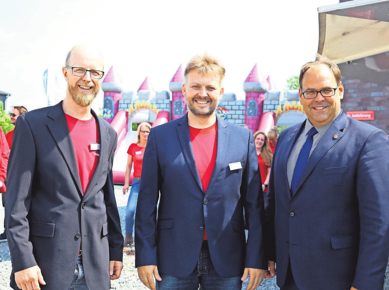 Die Firmeninhaber Sebastian Krüger (v.l.),l Christoph Rakel mit Neustadts Bürgermeister Mirko Spiekermann während der Feier am 24. Mai Fotos:Secra Die Firmeninhaber Sebastian Krüger (v.l.),l Christoph Rakel mit Neustadts Bürgermeister Mirko Spiekermann während der Feier am 24. Mai Fotos:Secra