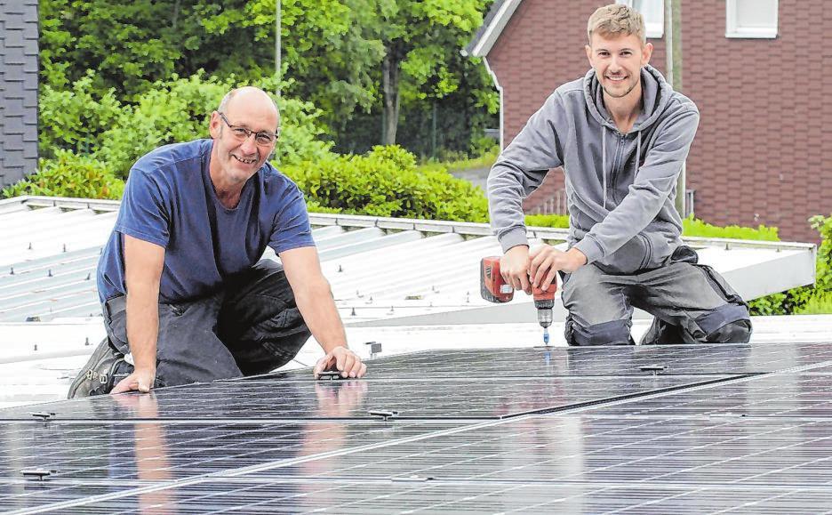 Haben die Photovoltaikanlage auf den Blechdach montiert: Dietmar Hofmayer (l.) und Daniel Reinschmidt. Haben die Photovoltaikanlage auf den Blechdach montiert: Dietmar Hofmayer (l.) und Daniel Reinschmidt.