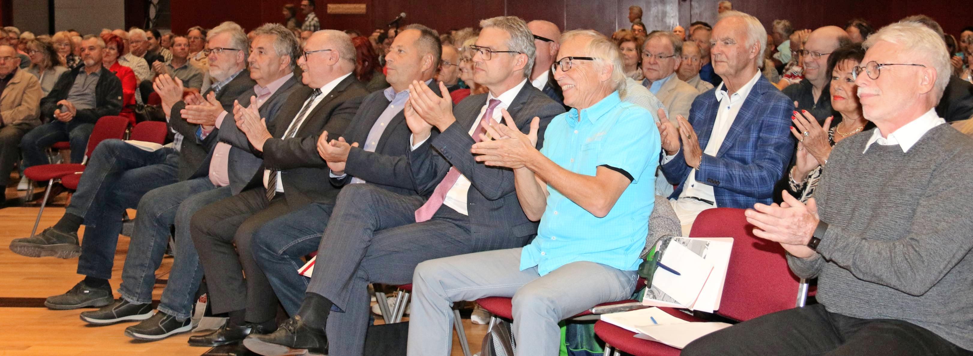 Die Redner des Infoabends B 27-Anschluss: (erste Reihe von rechts) die Vertrauenspersonen Werner Krepp und Volker Raith, OB Steffen Hertwig, Eberhard Jochim (CDU), Karl-Heinz Ullrich (SPD), Joachim Eble (FWV) und Dr. Stefan Müller (Grüne). Foto: snp Die Redner des Infoabends B 27-Anschluss: (erste Reihe von rechts) die Vertrauenspersonen Werner Krepp und Volker Raith, OB Steffen Hertwig, Eberhard Jochim (CDU), Karl-Heinz Ullrich (SPD), Joachim Eble (FWV) und Dr. Stefan Müller (Grüne). Foto: snp