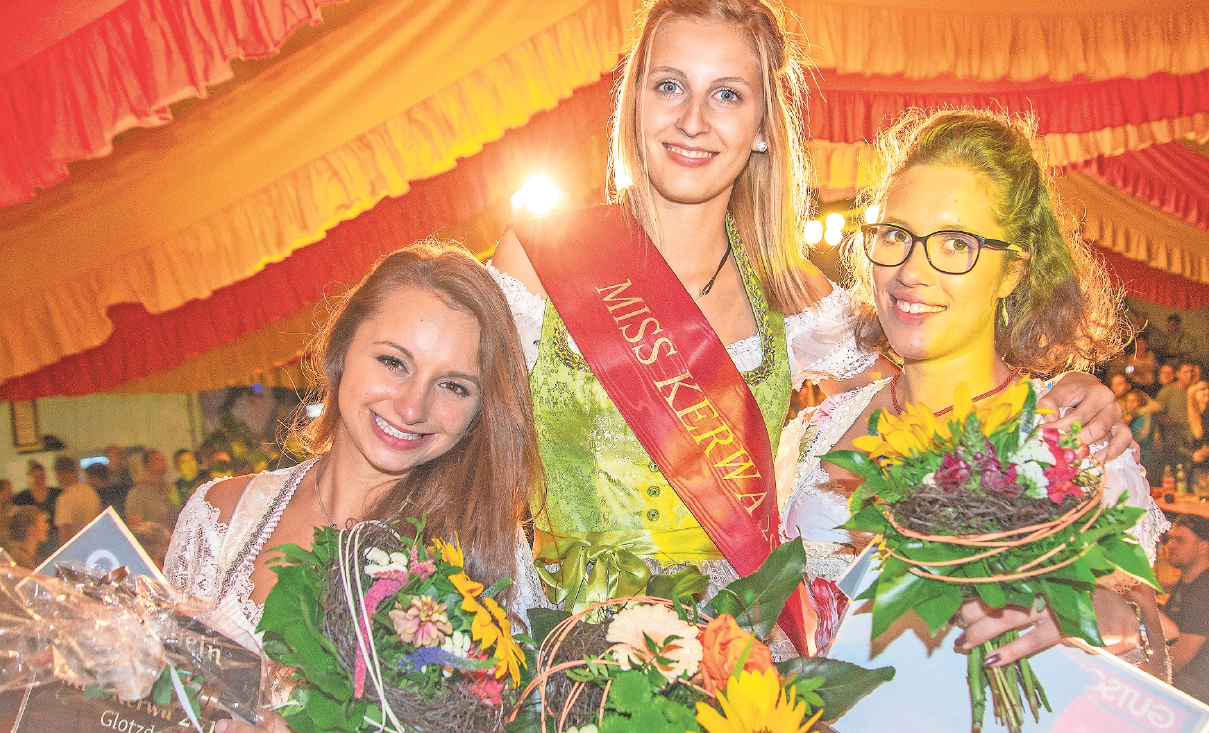 Alina Jäger aus Speichersdorf (Mitte) ist die noch amtierende Miss Kerwa. Am Samstagabend wird in Glotzdorf ihre Nachfolgerin ermittelt. Foto: Andreas Harbach Alina Jäger aus Speichersdorf (Mitte) ist die noch amtierende Miss Kerwa. Am Samstagabend wird in Glotzdorf ihre Nachfolgerin ermittelt. Foto: Andreas Harbach