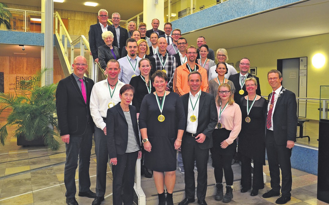 Die geehrten Sportler stellten sich nach der Feierstunde für ein Gruppenfoto mit OB, Bürgermeistern und Kommunalpolitik auf. Foto: of Die geehrten Sportler stellten sich nach der Feierstunde für ein Gruppenfoto mit OB, Bürgermeistern und Kommunalpolitik auf. Foto: of