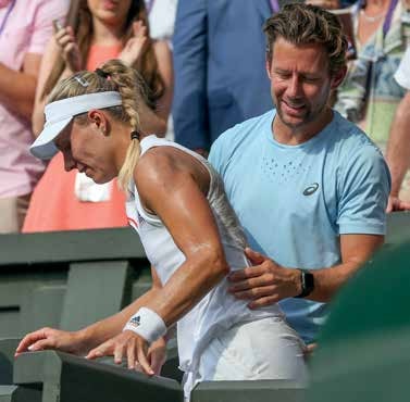 Angelique Kerber kletterte nach dem Matchball in Wimbledon hinauf auf die Tribüne zu ihrem Coach, Wim Fisette. Die „Ehe“ hielt nur zehn Monate. Foto: Jürgen Hasenkopf