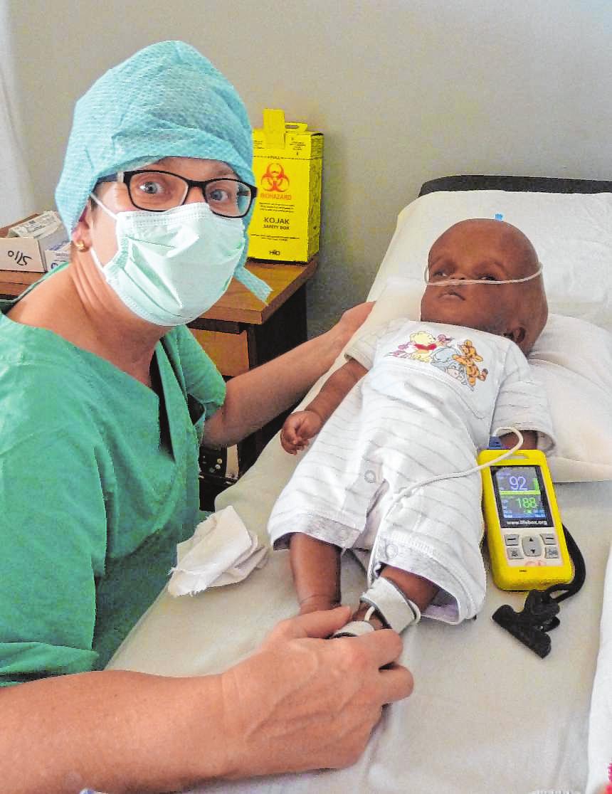 Dr. Brigitte Tost behandelt ein Kind mit Hydrocephalus. Bild: Brigitte Tost Dr. Brigitte Tost behandelt ein Kind mit Hydrocephalus. Bild: Brigitte Tost