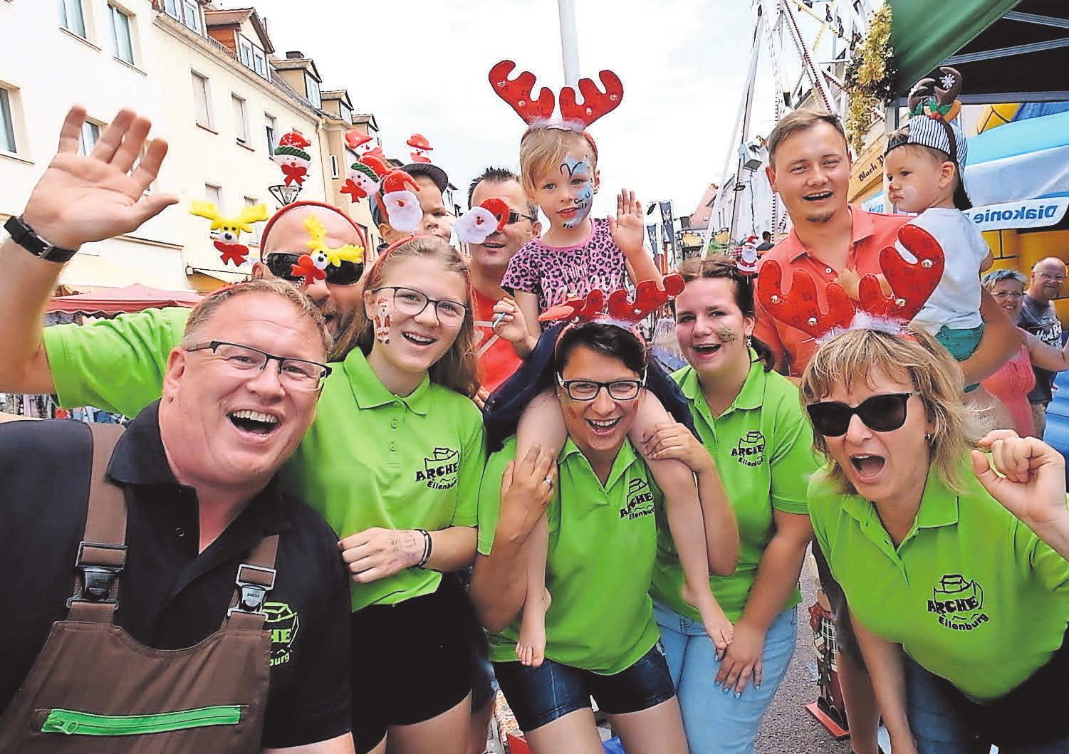 RICHTIG GUTE PARTYSTIMMUNG gibt es auf dem Eilenburger Stadtfest. Einheimische und Gäste strömen jährlich zum bunten Festreigen. Zum traditionellen Programm gehört neben dem Höhenfeuerwerk auch das beliebte Entenrennen. Foto: Wolfgang Sens RICHTIG GUTE PARTYSTIMMUNG gibt es auf dem Eilenburger Stadtfest. Einheimische und Gäste strömen jährlich zum bunten Festreigen. Zum traditionellen Programm gehört neben dem Höhenfeuerwerk auch das beliebte Entenrennen. Foto: Wolfgang Sens