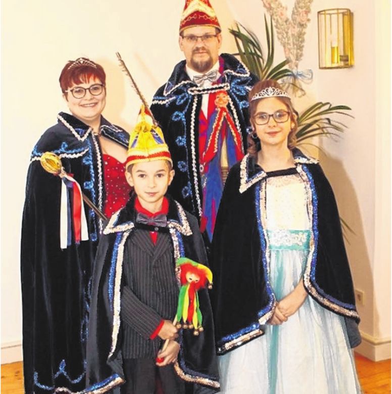 Prinz Janis und Prinzessin Leonie (vorne) sowie das Prinzenpaar Susanne I. und Marco I. (hinten) von der KG Giebelstadt in der Session 2020. FOTO: JOSTER DEPPISCH Prinz Janis und Prinzessin Leonie (vorne) sowie das Prinzenpaar Susanne I. und Marco I. (hinten) von der KG Giebelstadt in der Session 2020. FOTO: JOSTER DEPPISCH