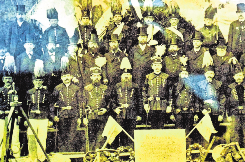 Am Stockheimer Bergmannsfest 1890 mit Bergwerksbesitzer Richard Freiherr von Swaine (Mitte) beteiligten sich über 600 Knappen. Repro: Gerd Fleischmann Am Stockheimer Bergmannsfest 1890 mit Bergwerksbesitzer Richard Freiherr von Swaine (Mitte) beteiligten sich über 600 Knappen. Repro: Gerd Fleischmann