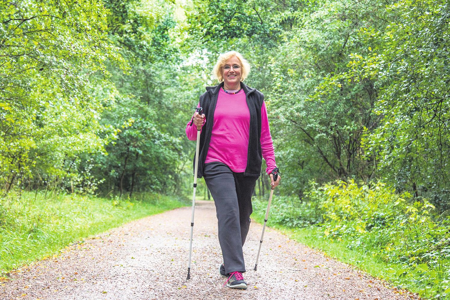 Der erste Schritt: Auch wer erst spät mit Nordic Walking beginnt, tut etwas für seine Gesundheit. FOTO: DPA Der erste Schritt: Auch wer erst spät mit Nordic Walking beginnt, tut etwas für seine Gesundheit. FOTO: DPA