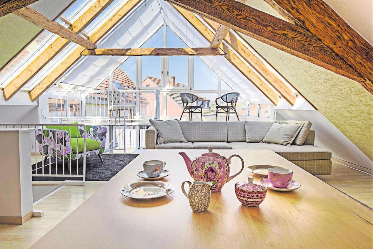 Ungenutzte Dachgeschosse lassen sich häufig in wertvollen und attraktiven Wohnraum verwandeln. Gefragt ist dafür eine durchdachte Planung und Ausführung durch erfahrene Fachhandwerker. Foto: djd/Gesamtverband Deutscher Holzhandel/Himmelswiese – stock.adobe.com Ungenutzte Dachgeschosse lassen sich häufig in wertvollen und attraktiven Wohnraum verwandeln. Gefragt ist dafür eine durchdachte Planung und Ausführung durch erfahrene Fachhandwerker. Foto: djd/Gesamtverband Deutscher Holzhandel/Himmelswiese – stock.adobe.com