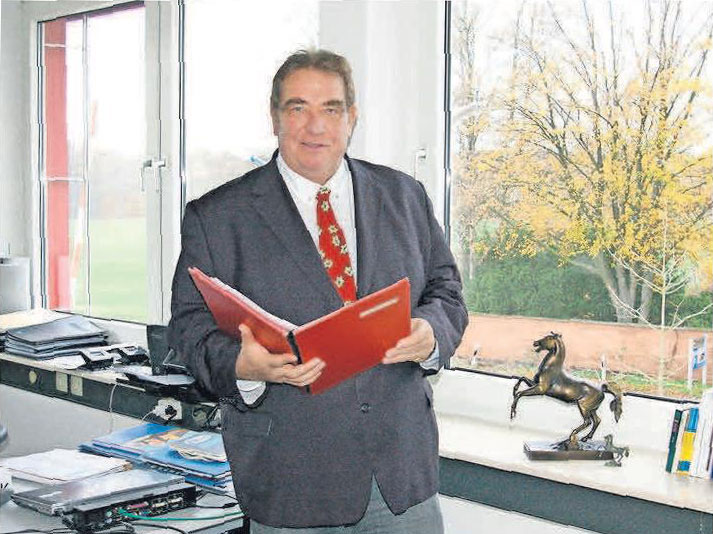 Friedhelm Puls sucht für seine Kunden das beste Finanzangebot. Friedhelm Puls sucht für seine Kunden das beste Finanzangebot.