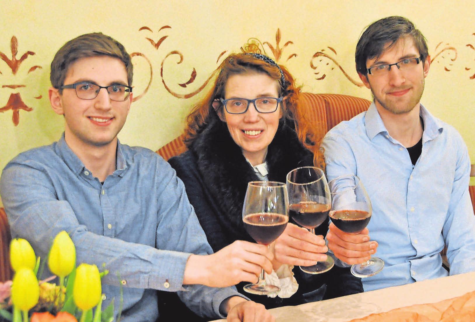 Gemeinsam mit ihren Söhnen Alexander (links) und Maximilian freut sich Sonja Käppler über das 50-jährige Bestehen des Calenberger Hof. Gemeinsam mit ihren Söhnen Alexander (links) und Maximilian freut sich Sonja Käppler über das 50-jährige Bestehen des Calenberger Hof.