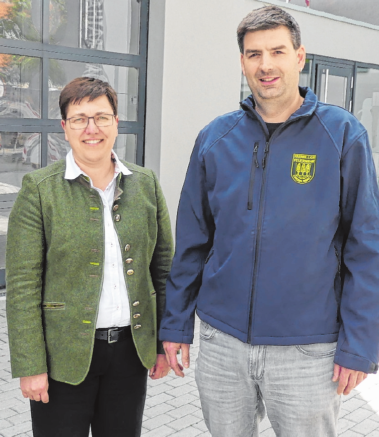 Bürgermeisterin Birgit Erb und Kommandant Sebastian May freuen sich über die Fertigstellung des neuen Gerätehauses der Stützpunktfeuerwehr Oberelsbach. Bürgermeisterin Birgit Erb und Kommandant Sebastian May freuen sich über die Fertigstellung des neuen Gerätehauses der Stützpunktfeuerwehr Oberelsbach.