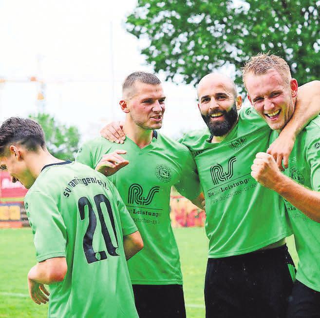 Georgios Firiaridis (von links), Mitchell Jordan und Bülent Durduran beglückwünschen Louis Engelbrecht zu einem seiner zwölf Saisontore. Foto: Debbie Jayne Kinsey Georgios Firiaridis (von links), Mitchell Jordan und Bülent Durduran beglückwünschen Louis Engelbrecht zu einem seiner zwölf Saisontore. Foto: Debbie Jayne Kinsey