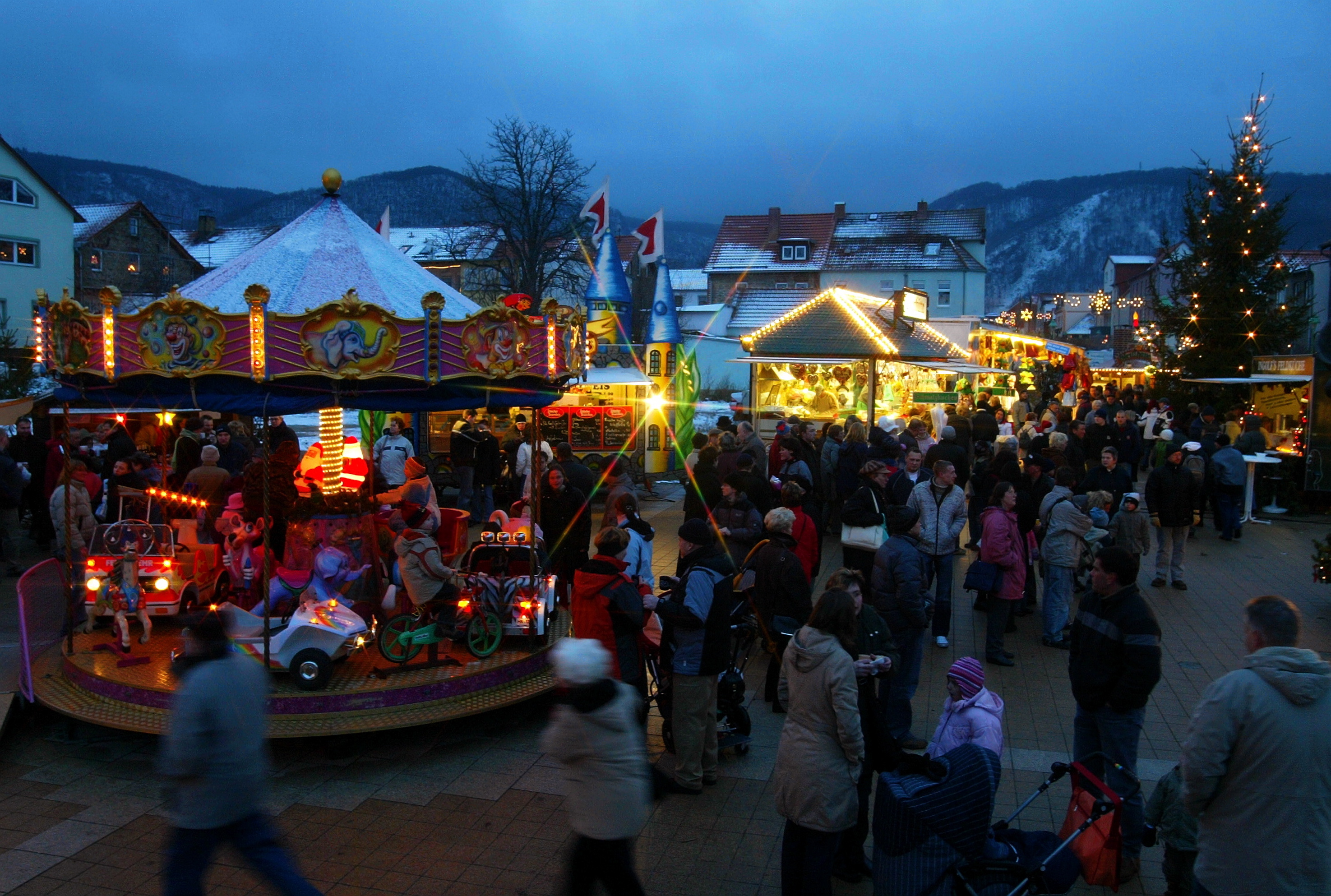 Adventsmarkt in Thale rund um den Rathausplatz mit Eloy de Jong