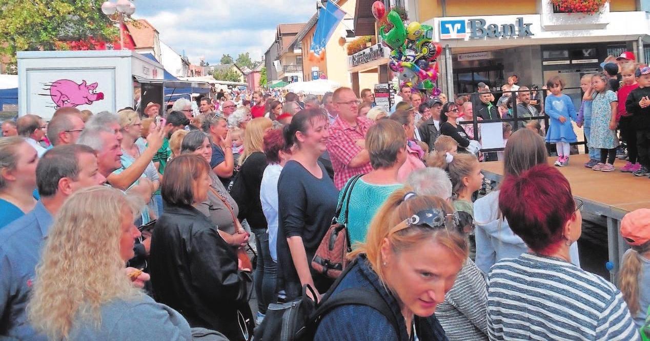Zahlreiche Besucher tummeln sich vor der Bühne, um keine Aufführung zu verpassen. Zahlreiche Besucher tummeln sich vor der Bühne, um keine Aufführung zu verpassen.