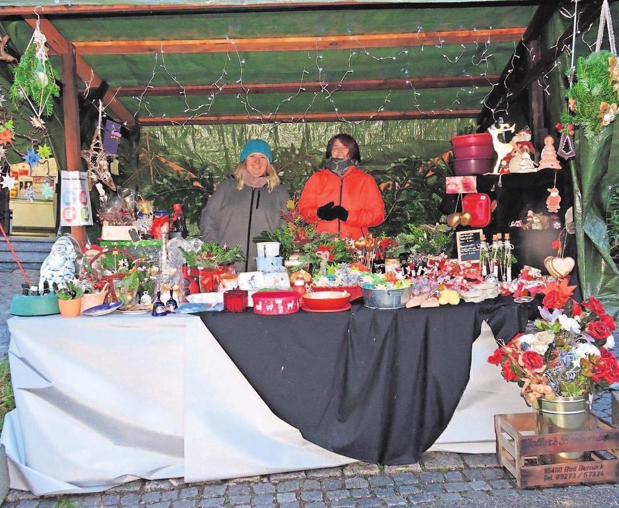 Die weihnachtlich geschmückte Stände und Buden haben im Angebot „alles rund um das Fest der Feste“. Die weihnachtlich geschmückte Stände und Buden haben im Angebot „alles rund um das Fest der Feste“.