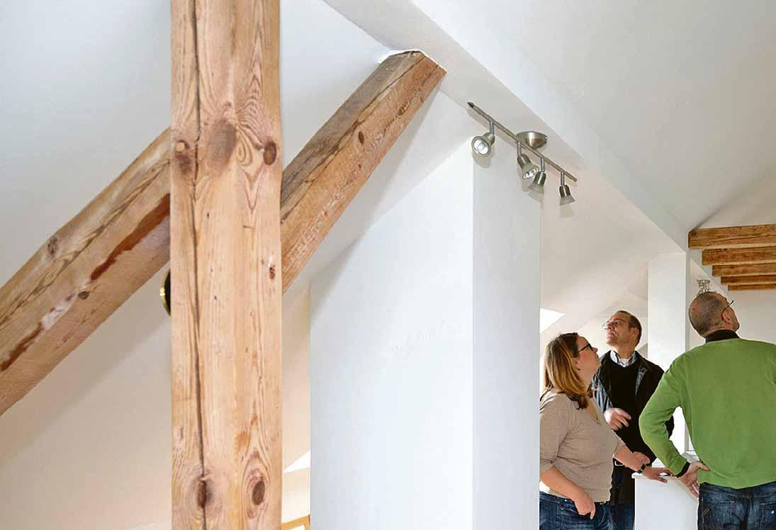 Ein Modernisierungs-Check mit sachverständiger Begleitung bietet eine gute Grundlage für die Planung von Sanierungsmaßnahmen im Haus. Foto: djd/Bauherren-Schutzbund Ein Modernisierungs-Check mit sachverständiger Begleitung bietet eine gute Grundlage für die Planung von Sanierungsmaßnahmen im Haus. Foto: djd/Bauherren-Schutzbund
