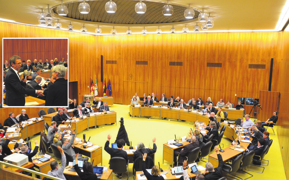 Abstimmung im Rat der Stadt Wolfsburg. Kleines Foto: OB Klaus Mohrs bei der Verpflichtung von Elvira Dresler sie übernimmt den Sitz von Winfried Bernhardt. Fotos (2): of Abstimmung im Rat der Stadt Wolfsburg. Kleines Foto: OB Klaus Mohrs bei der Verpflichtung von Elvira Dresler sie übernimmt den Sitz von Winfried Bernhardt. Fotos (2): of
