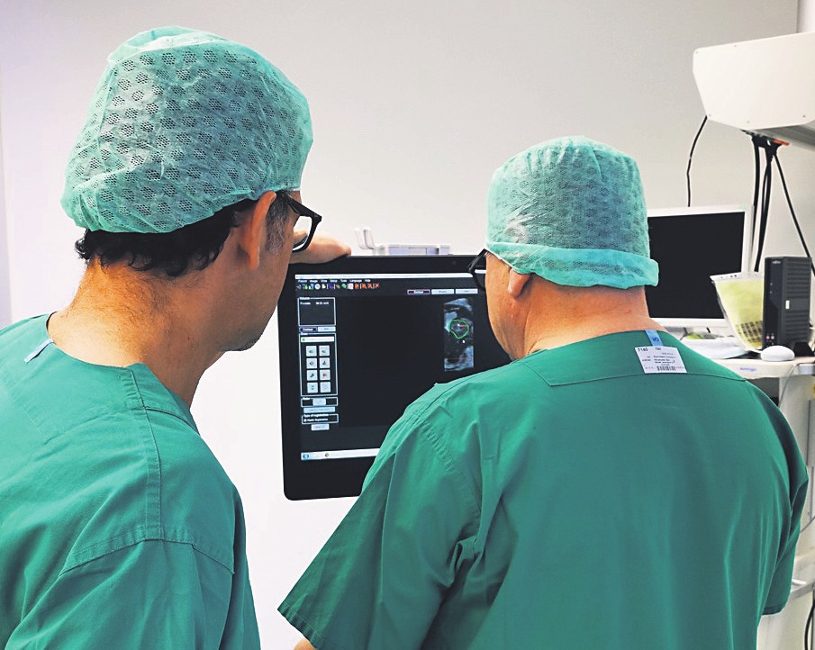 Noch während der Untersuchung können Maher Babakerd (links) und Dr. Peter Renner (rechts) einen Befund stellen. Noch während der Untersuchung können Maher Babakerd (links) und Dr. Peter Renner (rechts) einen Befund stellen.
