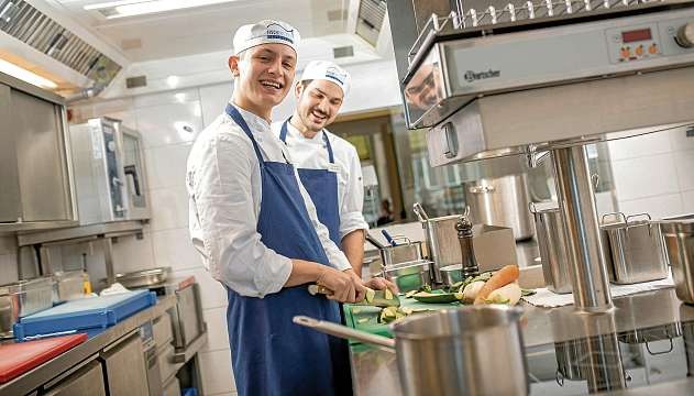 Azubi Ove Wülfken und Chef de Partie Tobias Glockner bereiten frische Speisen in der modernen Fischers-Fritz-Küche vor. FOTO: HFR Azubi Ove Wülfken und Chef de Partie Tobias Glockner bereiten frische Speisen in der modernen Fischers-Fritz-Küche vor. FOTO: HFR