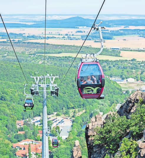 Auf der Fahrt vom Bodetal zum Hexentanzplatz bietet sich eine besondere Aussicht durch einen Glasfußboden. Auf der Fahrt vom Bodetal zum Hexentanzplatz bietet sich eine besondere Aussicht durch einen Glasfußboden.