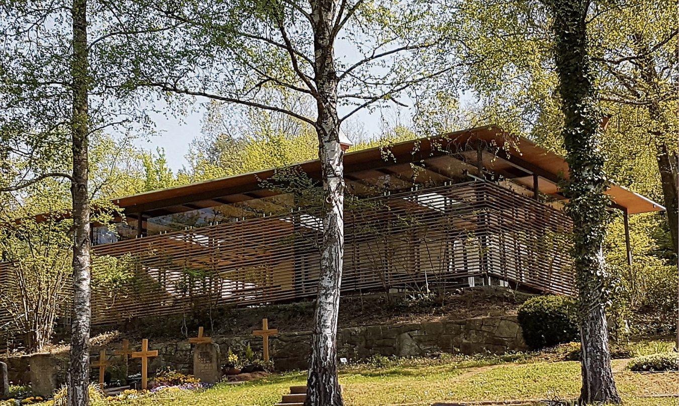 Die vergrößerte überdachte Terrasse mit der vorgeblendeten Holzlamellenverkleidung fügt sich harmonisch in die Umgebung ein und bietet der Trauergemeinde Schutz vor Regen, Wind und Hitze. Bilder: Matthias Bruder