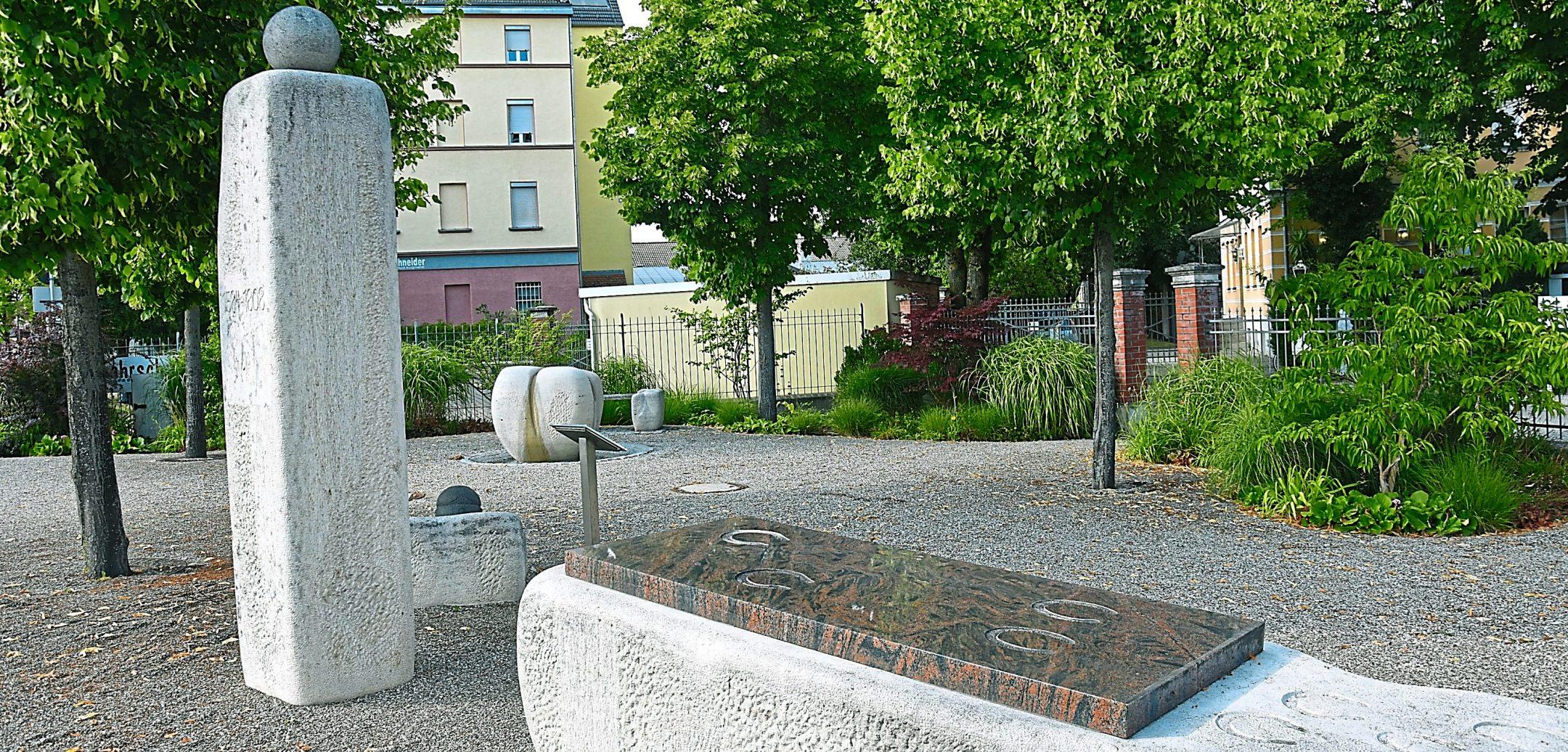 Ein symbolreiches Kunstwerk erinnert an Gustav Adolphs Sturz vor Ingolstadts Mauern. Foto: Bartenschlager Ein symbolreiches Kunstwerk erinnert an Gustav Adolphs Sturz vor Ingolstadts Mauern. Foto: Bartenschlager