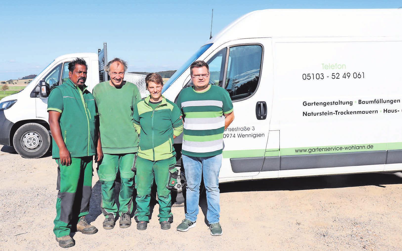 Jan Wohlann (rechts) und sein Team sind bestens ausgestattet, um nicht nur jetzt im Herbst alle anfallenden Gartenarbeiten oder Gestaltungswünsche im Außenbereich fachgerecht auszuführen. Jan Wohlann (rechts) und sein Team sind bestens ausgestattet, um nicht nur jetzt im Herbst alle anfallenden Gartenarbeiten oder Gestaltungswünsche im Außenbereich fachgerecht auszuführen.