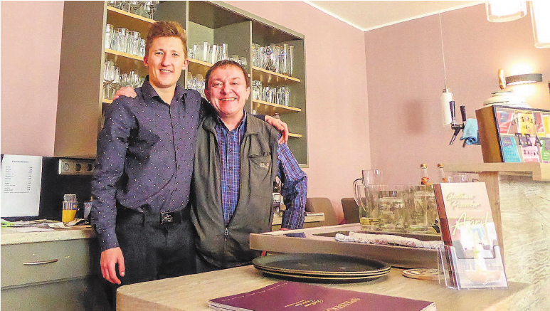 Von links: „Possecker“ Inhaber Philip Müller und Großonkel Rainer Tröbs, früherer Besitzer der Gaststätte. Foto: hs Von links: „Possecker“ Inhaber Philip Müller und Großonkel Rainer Tröbs, früherer Besitzer der Gaststätte. Foto: hs