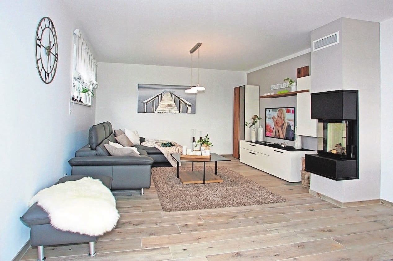 Blick in das helle, gemütliche Wohnzimmer mit Kamin. Blick in das helle, gemütliche Wohnzimmer mit Kamin.