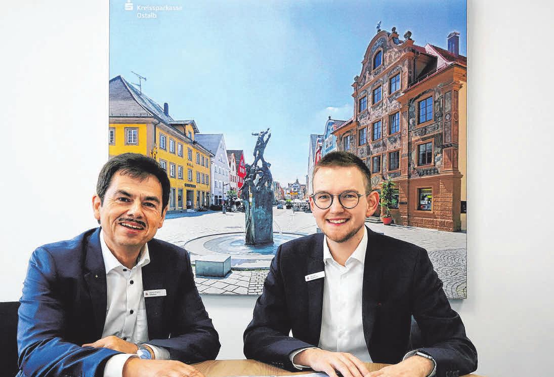 Der Filialdirektor der Ellwanger Kreissparkasse Xaver Franz Weber (links) und Vermögensberater Tassilo Topitsch im Mitarbeitergespräch. Der Filialdirektor der Ellwanger Kreissparkasse Xaver Franz Weber (links) und Vermögensberater Tassilo Topitsch im Mitarbeitergespräch.