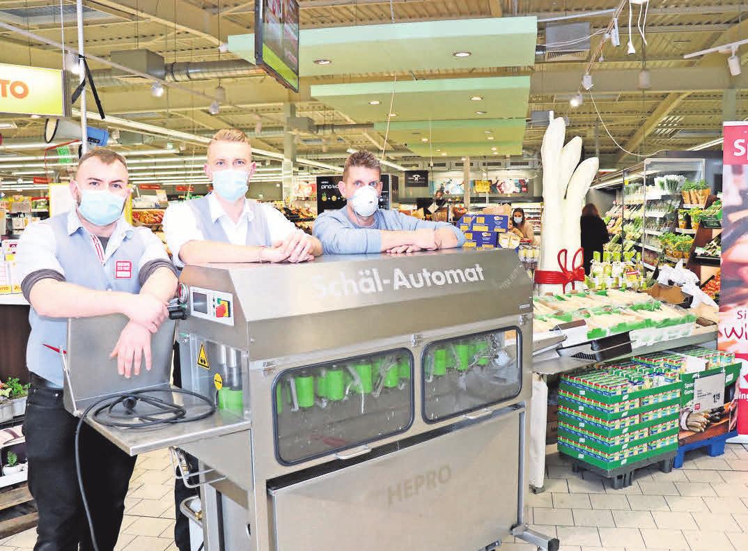 Alexander Percheim (von links), Max Genemann und Thorsten Krause haben im REWE Markt Barsinghausen alles für die Spargelsaison vorbereitet. Alexander Percheim (von links), Max Genemann und Thorsten Krause haben im REWE Markt Barsinghausen alles für die Spargelsaison vorbereitet.