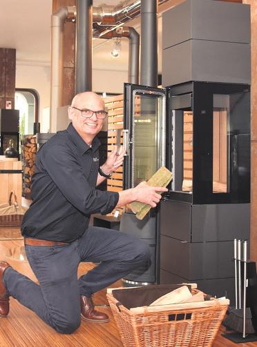 Nobert Brust zeigt in seinem Fachgeschäft 60 Kaminöfen können befeuert werden. Foto: Günter Bergmann Nobert Brust zeigt in seinem Fachgeschäft 60 Kaminöfen können befeuert werden. Foto: Günter Bergmann