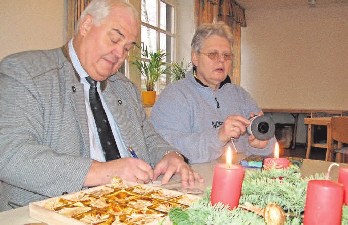 Manfred und Brigitte Negelmann packen Geschenke für die Weihnachtsstube ein. DOMINIIK FLINKERT Manfred und Brigitte Negelmann packen Geschenke für die Weihnachtsstube ein. DOMINIIK FLINKERT