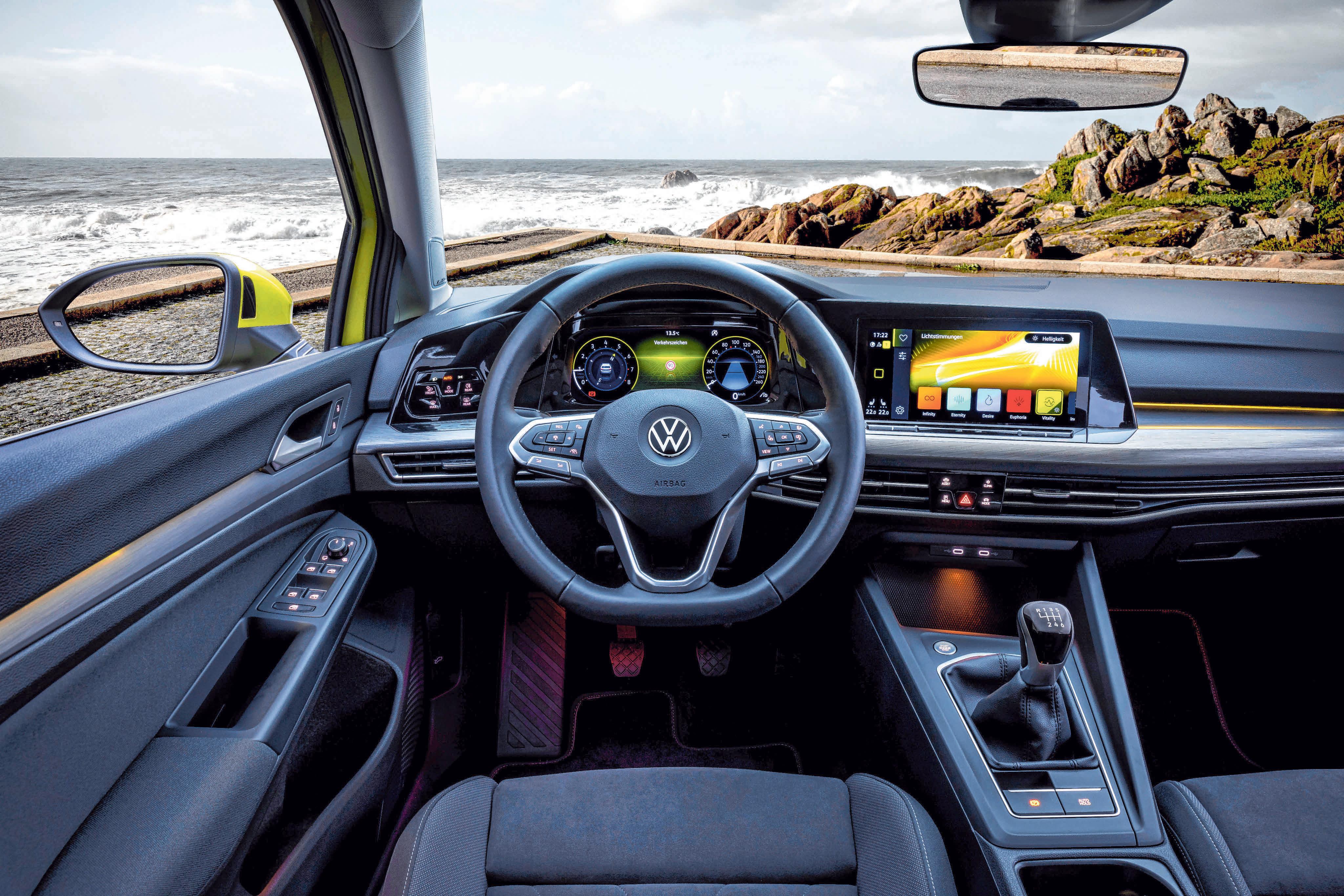 Das Cockpit ist des neuen Golf ist klarer, übersichtlicher, komplett digitalisiert und online vernetzt. Das Cockpit ist des neuen Golf ist klarer, übersichtlicher, komplett digitalisiert und online vernetzt.