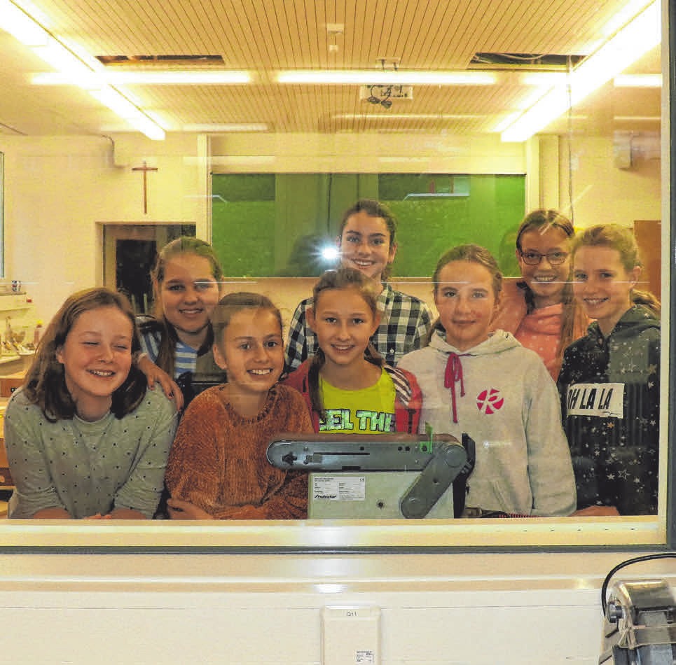 Die Schülerinnen der Klasse 7b beobachten seine Arbeit durch das Sichtfenster. Die Schülerinnen der Klasse 7b beobachten seine Arbeit durch das Sichtfenster.
