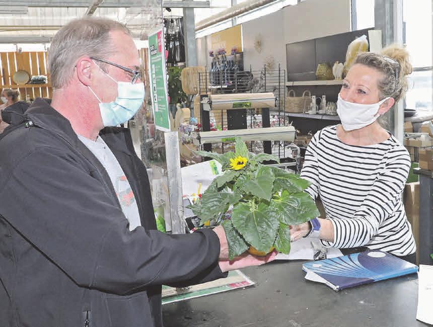 Kleine Geste, große Freude: Natürlich wurden auch im Grünen Garten Blumen verschenkt. Kleine Geste, große Freude: Natürlich wurden auch im Grünen Garten Blumen verschenkt.